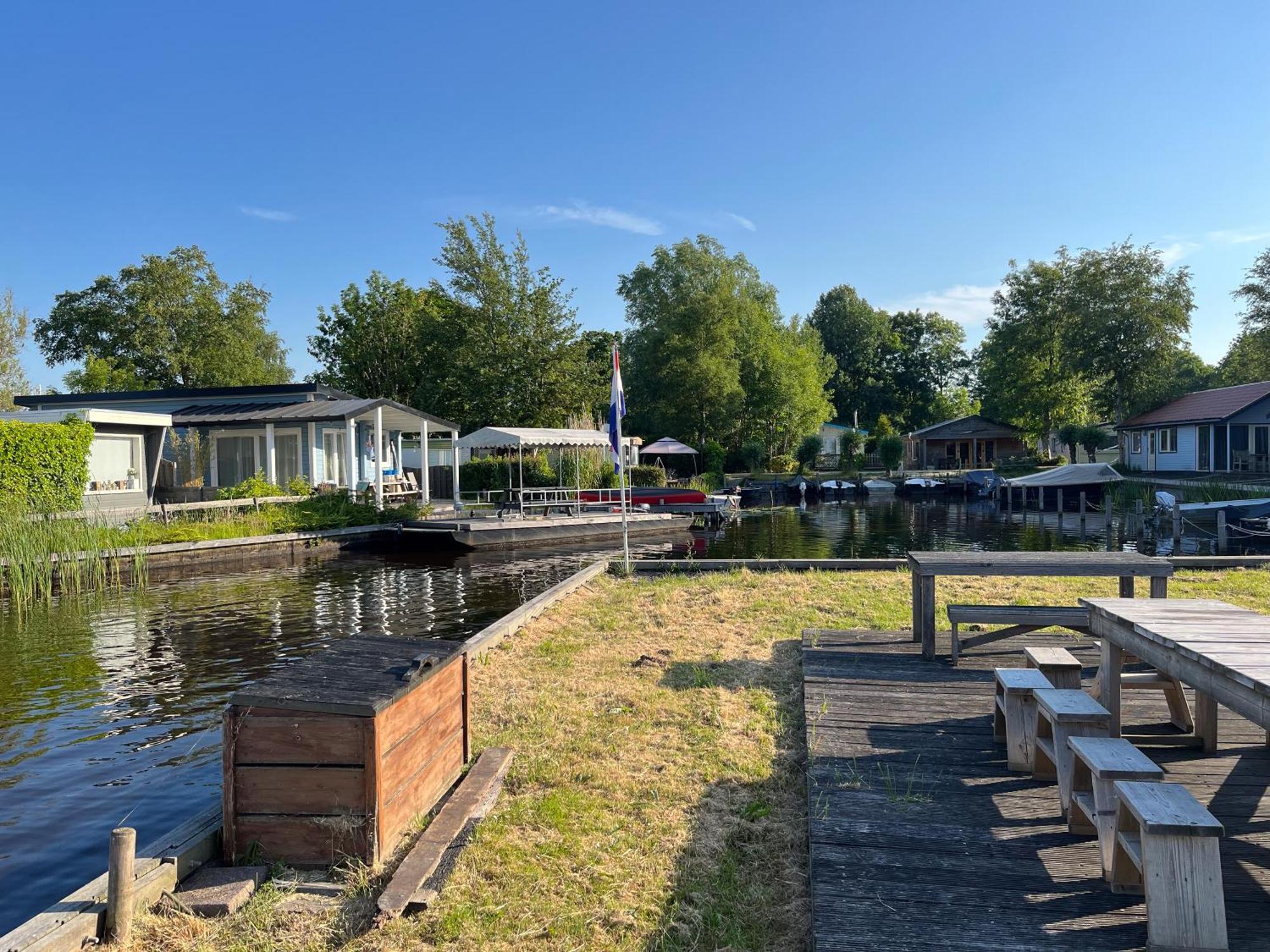Luxe En Ruim Chalet Met Airco Bij Leekstermeer Matsloot Exterior photo