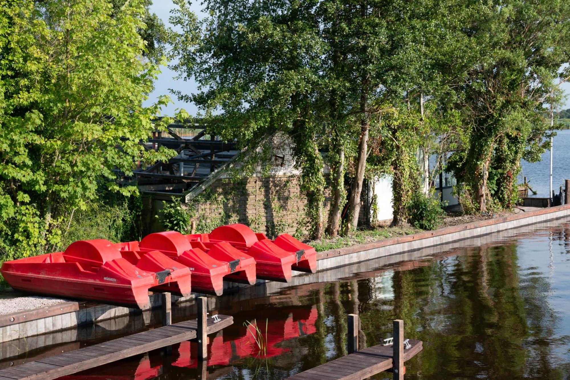 Luxe En Ruim Chalet Met Airco Bij Leekstermeer Matsloot Exterior photo