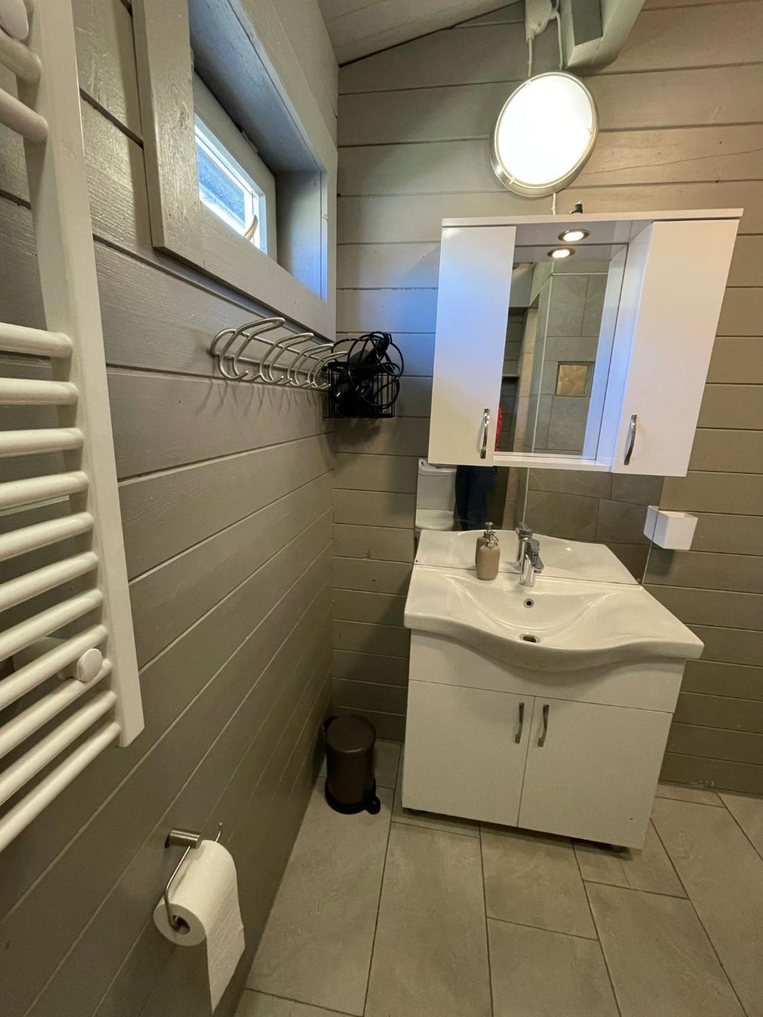 Luxe En Ruim Chalet Met Airco Bij Leekstermeer Matsloot Exterior photo